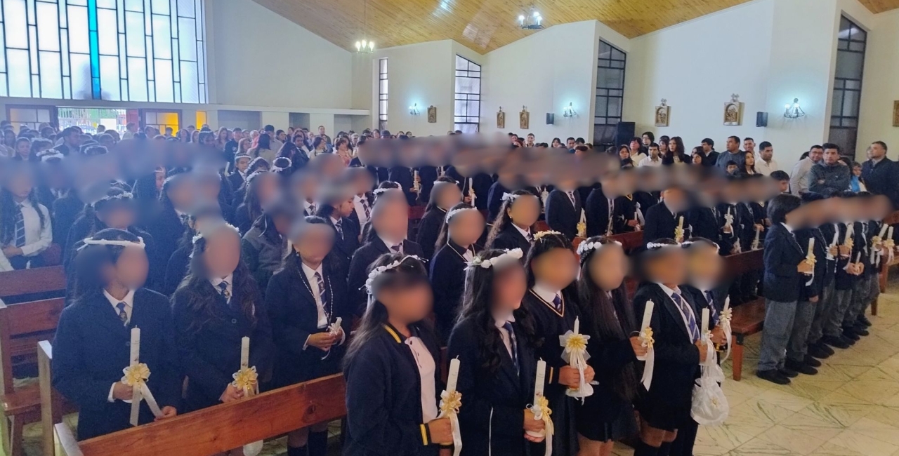 Nuestros estudiantes realizan su primera comunión